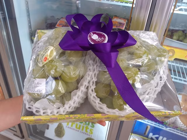 Một giỏ nho sữa Hàn Quốc có giá gần 2 triệu đồng, chỉ lo không có mà bán