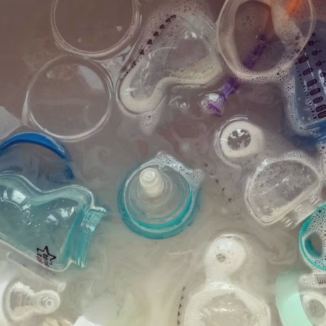 10 mẹo nhỏ giúp bố mẹ cho bé bú bình nhàn nhã hơn mà chẳng sách vở nào dạy - Ảnh 2.