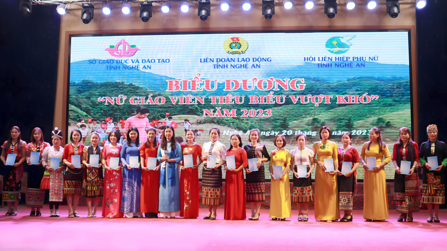 Hội Liên hiệp Phụ nữ tỉnh Nghệ An trao quà cho 19 cô giáo đang công tác tại các xã biên giới. (Ảnh: Phạm Tâm) Hội Liên hiệp Phụ nữ tỉnh Nghệ An trao quà cho 19 cô giáo đang công tác tại các xã biên giới. (Ảnh: Phạm Tâm)