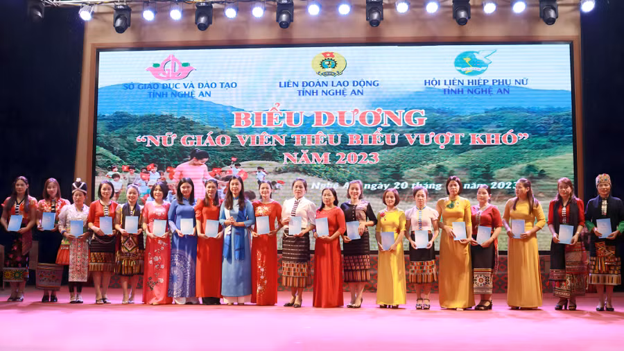 Hội Liên hiệp Phụ nữ tỉnh Nghệ An trao quà cho 19 cô giáo đang công tác tại các xã biên giới. (Ảnh: Phạm Tâm)