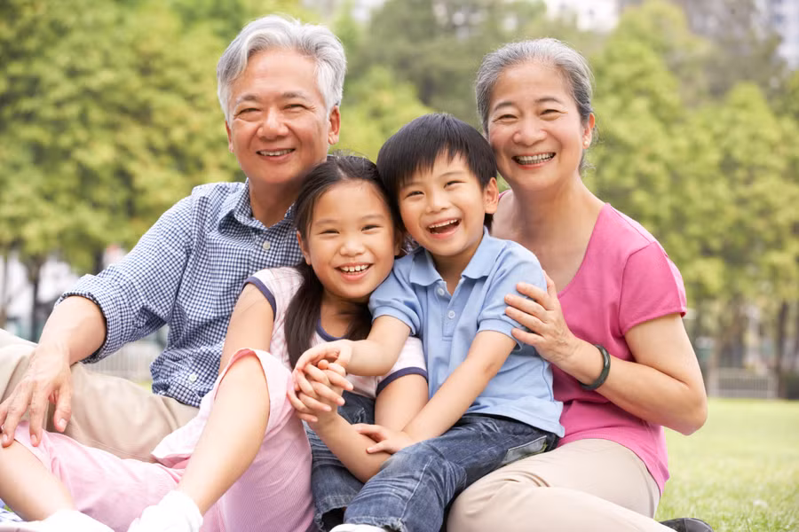 Khoảng một nửa số trẻ em ngày nay cảm thấy thoải mái hơn khi đến gặp ông bà để xin lời khuyên hơn là đến gặp cha mẹ. (Ảnh: ITN).