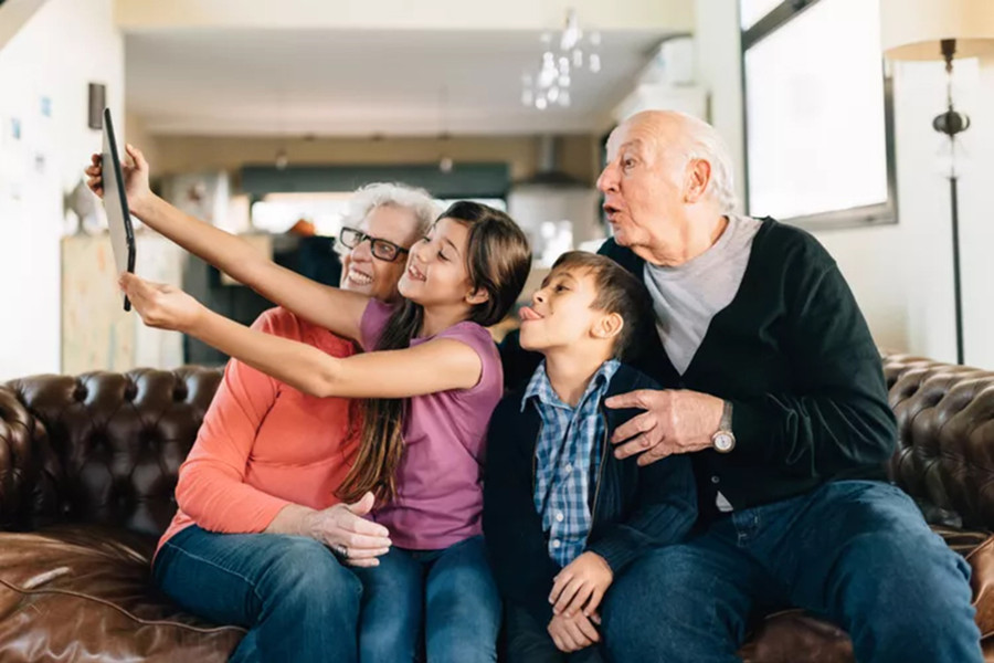 Ông bà ngày nay không muốn con cháu nghĩ mình là người già. (Ảnh: ITN).