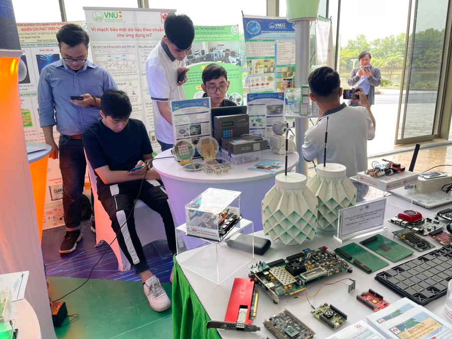 Nhân lực cho ngành bán dẫn đang là vấn đề được các chuyên gia nhà khoa học quan tâm để phát triển khoa học công nghệ. Nhân lực cho ngành bán dẫn đang là vấn đề được các chuyên gia nhà khoa học quan tâm để phát triển khoa học công nghệ.