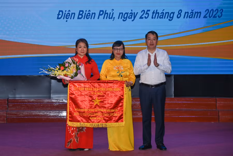 Trao Cờ thi đua của UBND tỉnh cho tập thể Phòng GD&amp;ĐT TP Điện Biên Phủ.