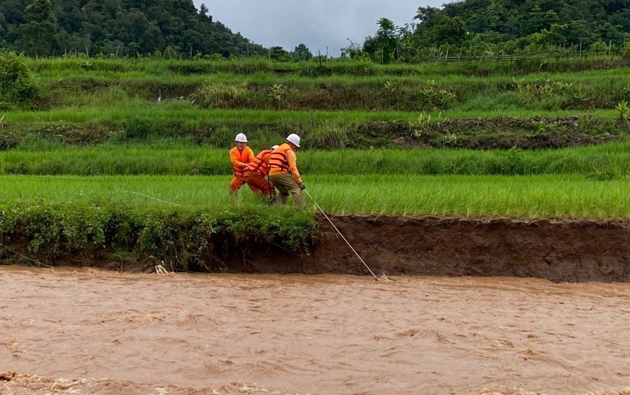 Tình trạng xói lở đất do mưa lũ đã cuốn trôi cột điện trên địa bàn huyện Mường Nhé.