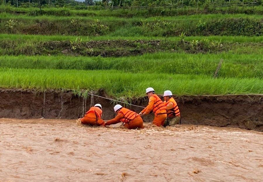 Cán bộ Điện lực Mường Nhé vượt lũ khắc phục sự cố mất điện.