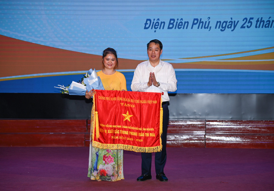 Thừa ủy quyền của Thủ tướng Chính phủ, ông Hà Quang Trung, Bí thư Thành ủy Điện Biên Phủ trao Cờ thi đua cho Trường Tiểu học Nam Thanh.