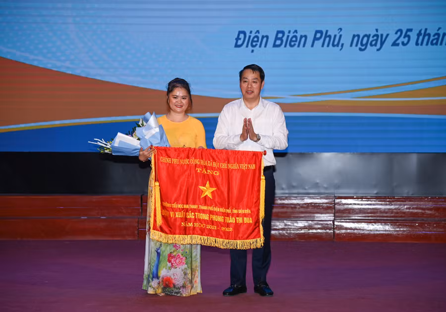 Thừa ủy quyền của Thủ tướng Chính phủ, ông Hà Quang Trung, Bí thư Thành ủy Điện Biên Phủ trao Cờ thi đua cho Trường Tiểu học Nam Thanh.