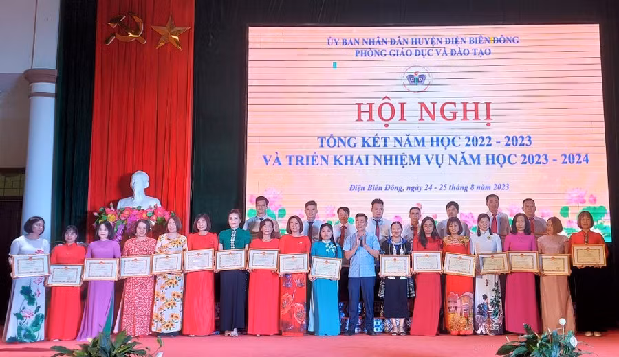 Tập thể và cá nhân được các cấp biểu dương, khen thưởng có thành tích xuất sắc trong thực hiện nhiệm vụ năm học.