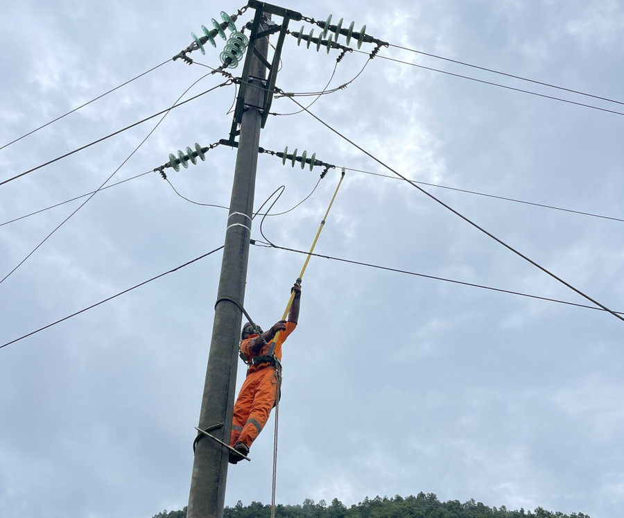 Điện lực Mường Nhé chỉ đạo các tổ, đội nhanh chóng tìm, khắc phục sự cố để cấp điện trở lại cho khách hàng.