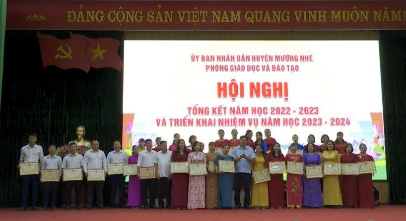 Nhiều tập thể, cá nhân được khen thưởng trong năm học 2022 - 2023. Nhiều tập thể, cá nhân được khen thưởng trong năm học 2022 - 2023.