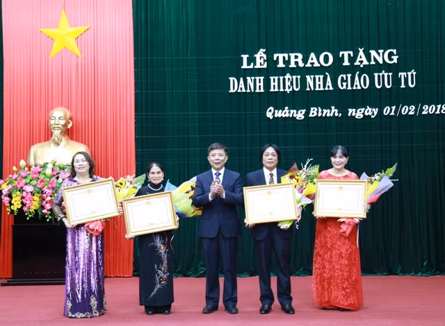 Ông Nguyễn Hữu Hoài, chủ tịch UBND tỉnh Quảng Bình trao tặng danh hiệu nhà giáo ưu tú cho 4 nhà giáo ưu tú năm học 2016-2017