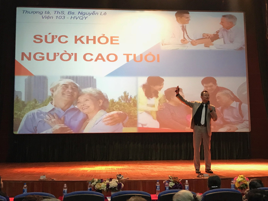 Thượng tá, Thạc sĩ, Bác sĩ Nguyễn Lê – Viện 103, Học viện Quân Y thuyết trình tại hội thảo