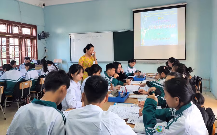 Nhà trường phân luồng rõ ràng, sáng học chính khóa, chiều học phụ đạo. Học sinh ăn ở tập thể nên các em có bất kỳ vướng mắc hay khó khăn gì đều sẽ được thầy cô hỗ trợ.