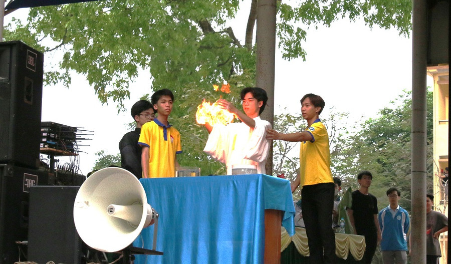 Học sinh khối 12 tham gia phần thi ảo thuật hóa học. Học sinh khối 12 tham gia phần thi ảo thuật hóa học.