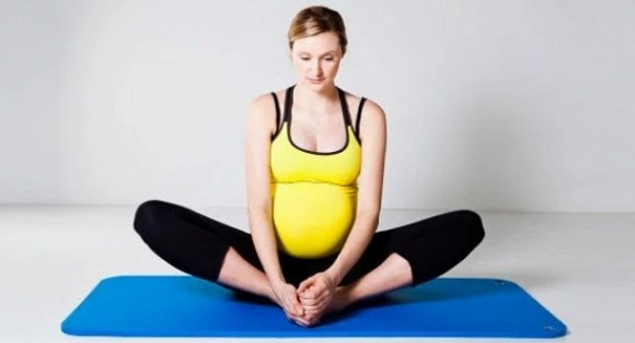 4-bai-tap-yoga-tot-cho-ba-bau-ngoisao.vn-w595-h323 5 bài tập tốt cho bà bầu, những điều bà bầu cần biết, những bài tập yoga tốt cho bà bầu trong 3 tháng cuối