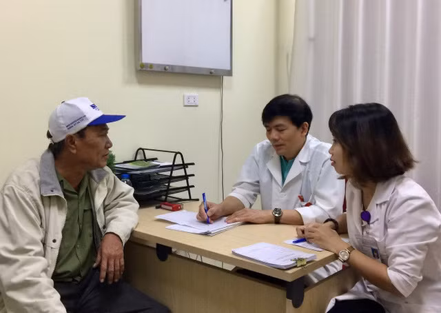  Ôm máy tính, điện thoại cả ngày, nhiều người bỗng mắc bệnh khó nói - Ảnh 2.
