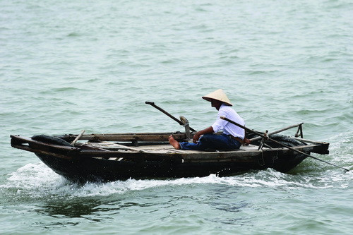 Nuôi cá, đi biển - nghề chính của ngư dân làng nổi.