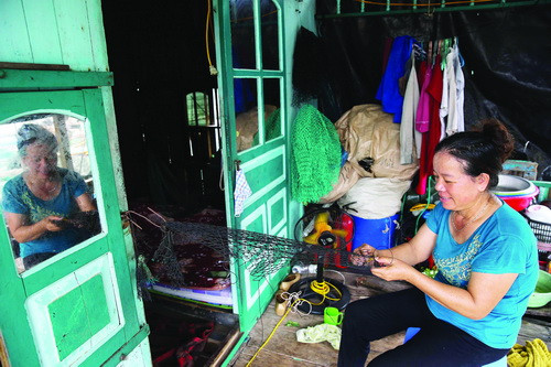 Mọi sinh hoạt diễn ra trên ngôi nhà xây trên chiếc phao.