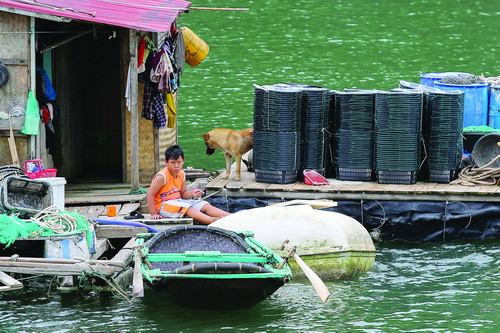 Đứa trẻ làng nổi, hồn nhiên, mến khách.