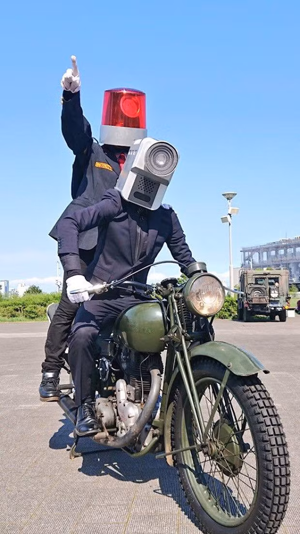 Có lẽ vì quá ám ảnh với hai thanh niên trong video cảnh báo cấm quay phim chụp ảnh trong rạp chiếu phim ở Nhật nên các nghệ sĩ của chúng ta đã hóa trang 