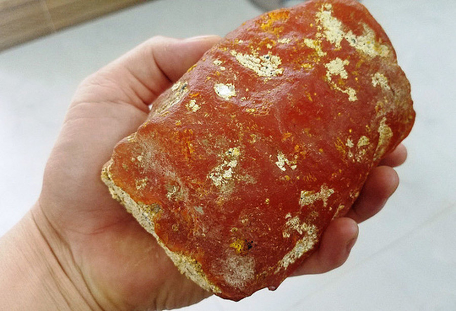 Nhặt được khối đá xù xì dạt bờ biển, ngư dân trúng lớn 12 tỷ Nhặt được khối đá xù xì dạt bờ biển, ngư dân trúng lớn 12 tỷ