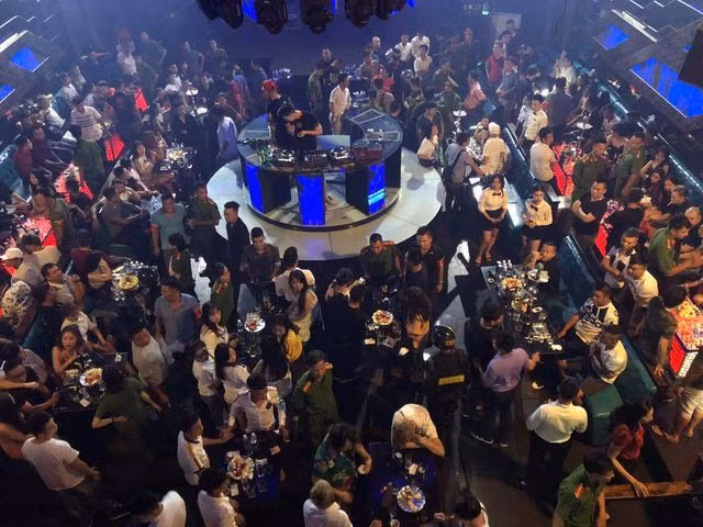 Đột kích quán Hey Club ở Hà Nội, phát hiện súng và ma túy