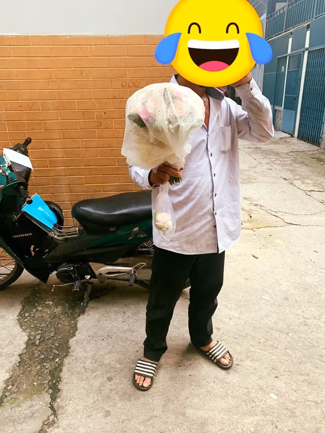 Chú shipper và bó hoa cưới trên tay.