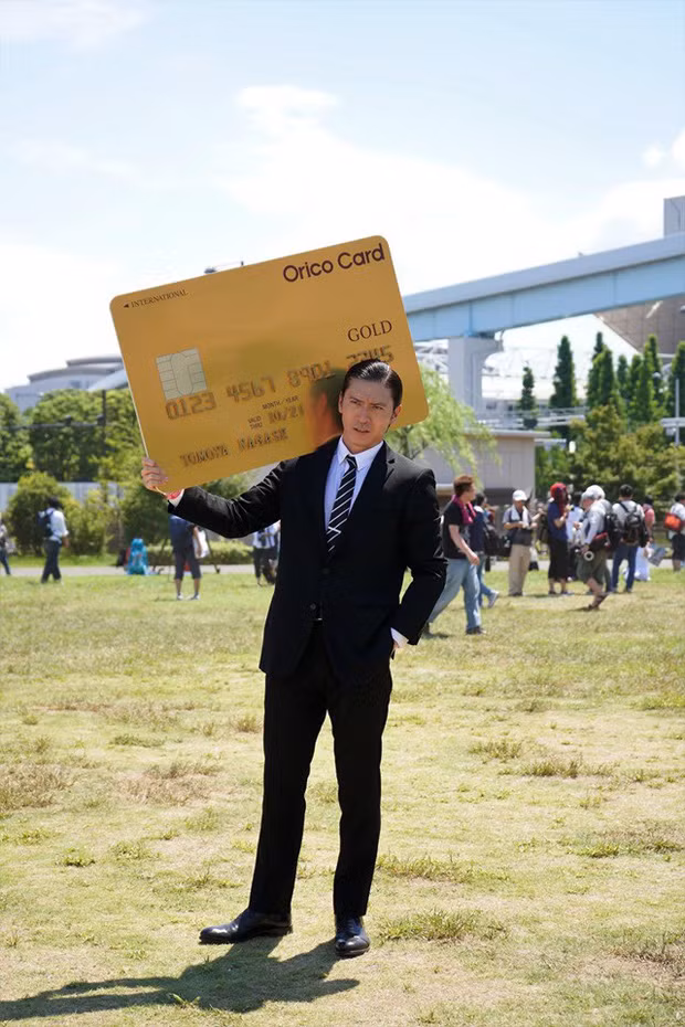 Nam diễn viên - ca sĩ Tomoya Nagase chẳng cần hóa trang nhiều, chỉ cần xuất hiện như trong quảng cáo của Orico cũng đủ khiến mọi người 