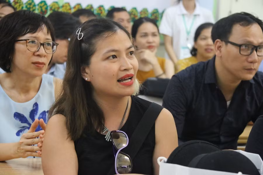 Phụ huynhNguyễn Thị Diễm Hà. Học sinh giỏi ở Anh về Việt Nam bị đánh giá là chậm tiến