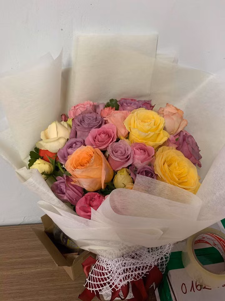 Bên trái là bó hoa mà chồng chị T.X đã đặt và bên phải là hoa mà chị nhận được.