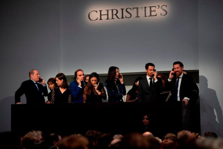 Phone bank - nơi các nhân viên của nhà đấu giá trao đổi với khách hàng qua điện thoại. Ảnh: AFP. Vi khach bi an va man dau gia kich tich cho buc hoa dat nhat the gioi hinh anh 3