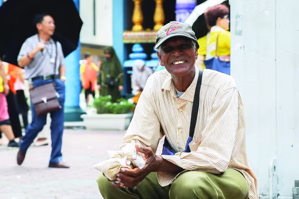 Người dân bán thức ăn cho chim.