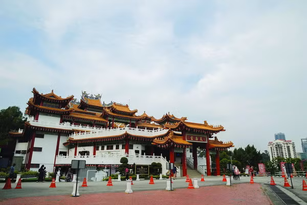 Ngôi chùa nổi bật với cổng chính hình vòng cung, sơn son thếp vàng, được trang trí hàng nghìn chiếc lồng đèn rực rỡ.