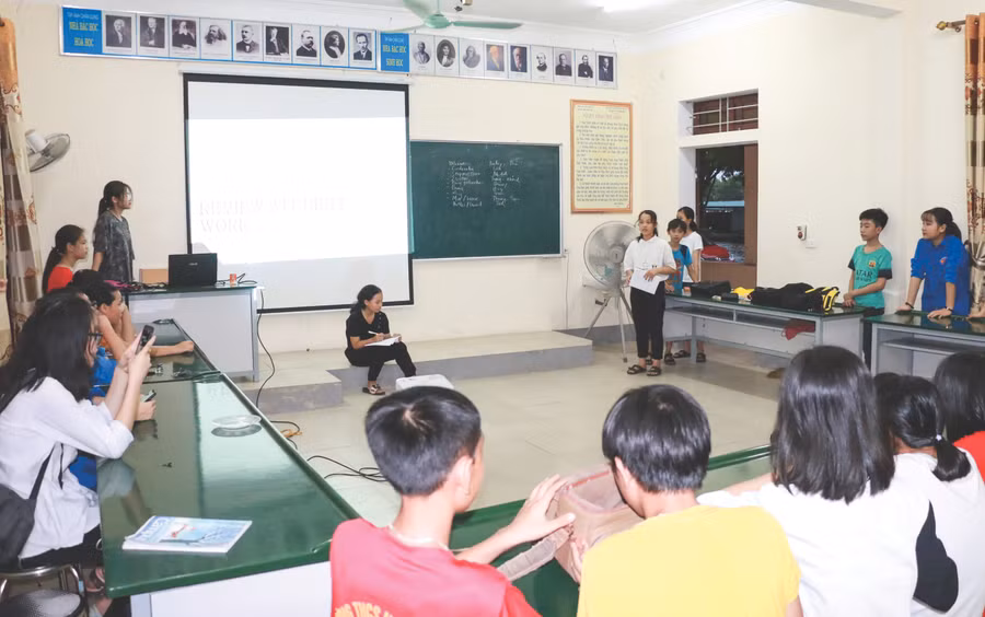 Các bạn nhỏ tự tin tham gia vào các tình huống do giáo viên đưa ra. Ảnh: T.G