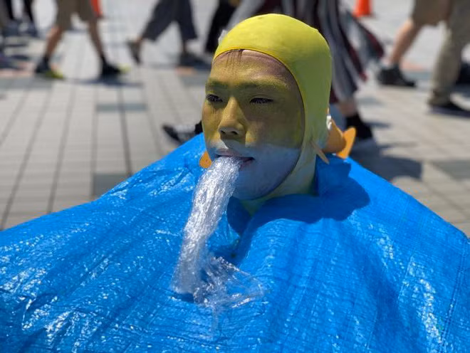 Tại đây, người ta có thể hóa trang thành bất cứ thứ gì mình muốn, như anh chàng này chẳng hạn, yêu cá nóc thì 