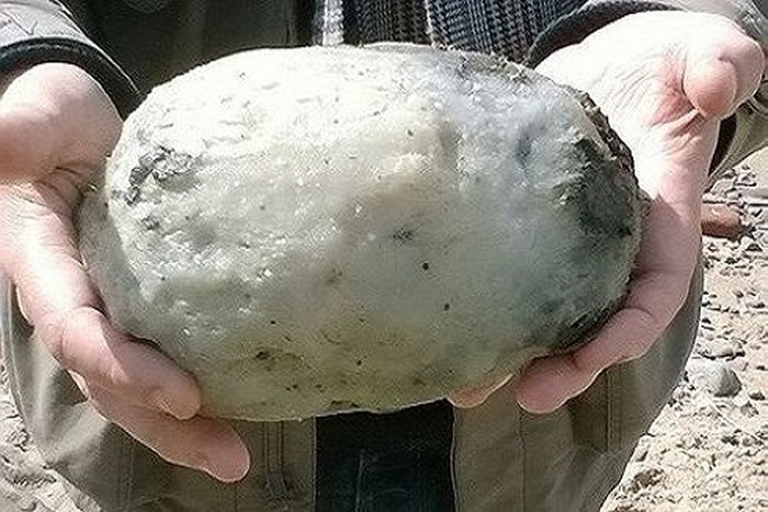 Nhặt được khối đá xù xì dạt bờ biển, ngư dân trúng lớn 12 tỷ Nhặt được khối đá xù xì dạt bờ biển, ngư dân trúng lớn 12 tỷ