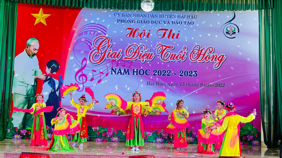 Tiết mục múa của Trường Tiểu học Hải châu đại diện cho miền 1 khối tiểu học tham dự hội thi.