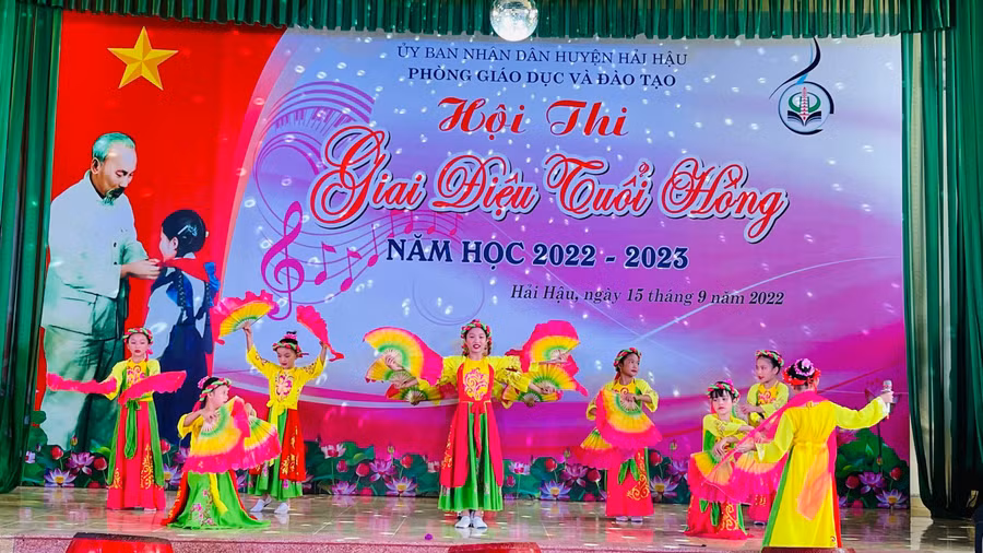 Tiết mục múa của Trường Tiểu học Hải châu đại diện cho miền 1 khối tiểu học tham dự hội thi. Tiết mục múa của Trường Tiểu học Hải châu đại diện cho miền 1 khối tiểu học tham dự hội thi.