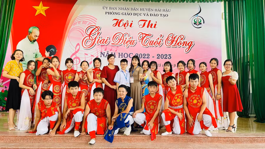 Cô trò Trường THCS Thị trấn Cồn chụp ảnh kỷ niệm tại Hội thi "Giai điệu tuổi hồng" cấp huyện vừa được Phòng GD&ĐT huyện Hải Hậu tổ chức sáng 15/9. 