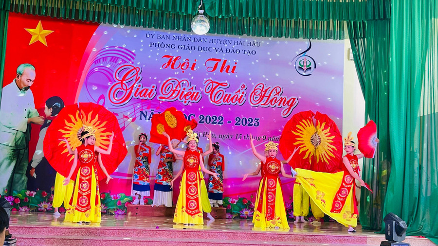 Tiết mục múa hát "Dòng máu Lạc Hồng" của đội thi đến từ Trường THCS Hải Phương.