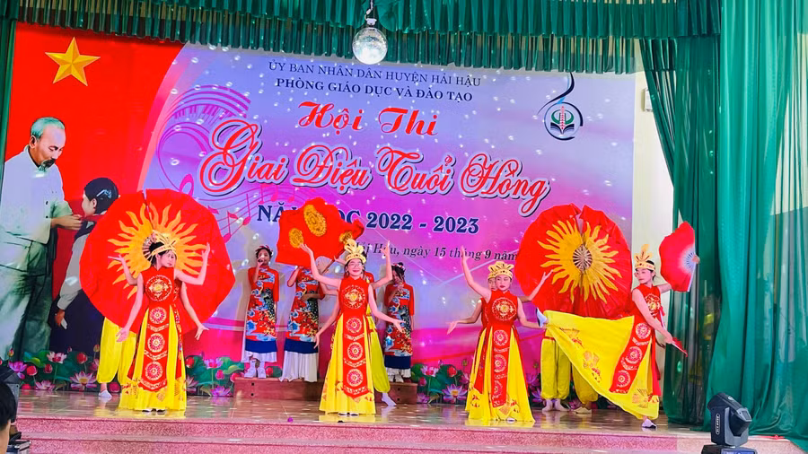 Tiết mục múa hát "Dòng máu Lạc Hồng" của đội thi đến từ Trường THCS Hải Phương.