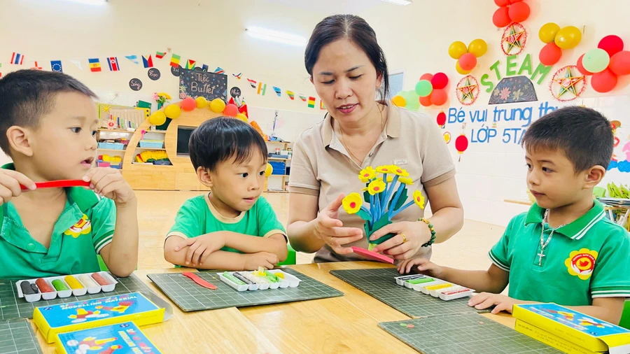 Dù ở cương vị giáo viên hay cán bộ quản lý, tinh thần yêu nghề mến trẻ của cô Kim Anh vẫn luôn cháy bỏng. 