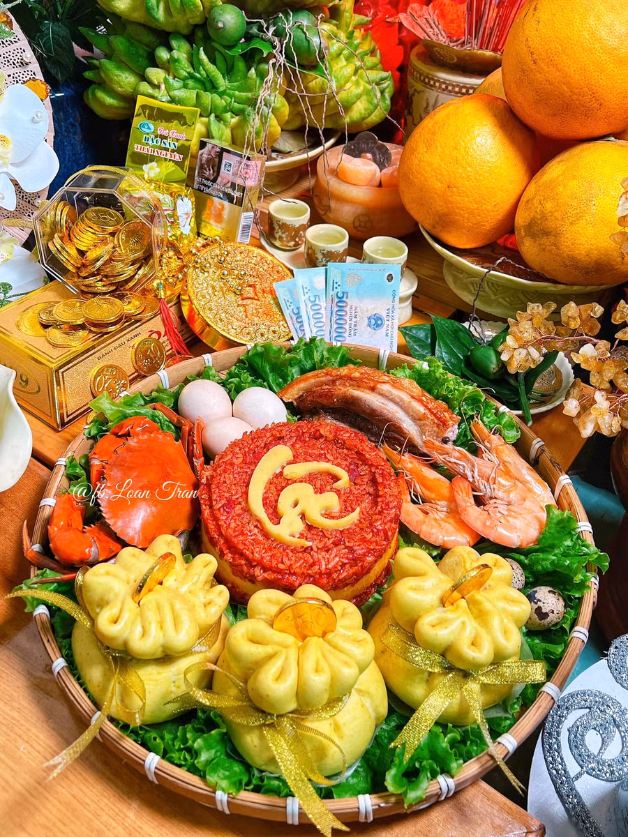 Mâm lễ dâng Thần Tài ngày Vía Thần Tài có: Xôi tài lộc,bánh bao túi tiền, tôm, cua, trứng, thịt heo quay.