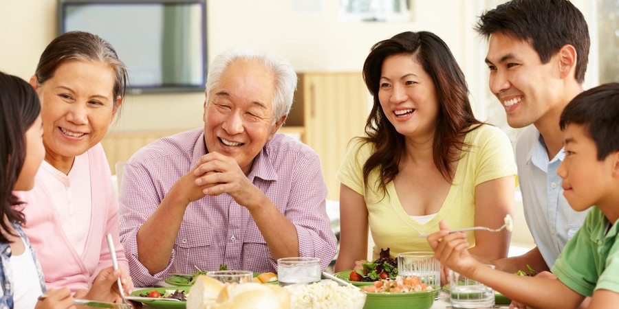 Khi bố mẹ chồng cởi mở và nói chuyện với bạn, hãy lắng nghe họ. (Ảnh: ITN). Khi bố mẹ chồng cởi mở và nói chuyện với bạn, hãy lắng nghe họ. (Ảnh: ITN).