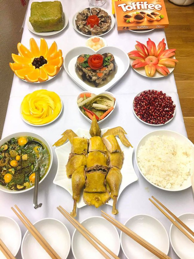 Qua bàn tay khéo léo của chị Thu Trang, đĩa gà được bày biện vô cùng đẹp mắt. Qua bàn tay khéo léo của chị Thu Trang, đĩa gà được bày biện vô cùng đẹp mắt.