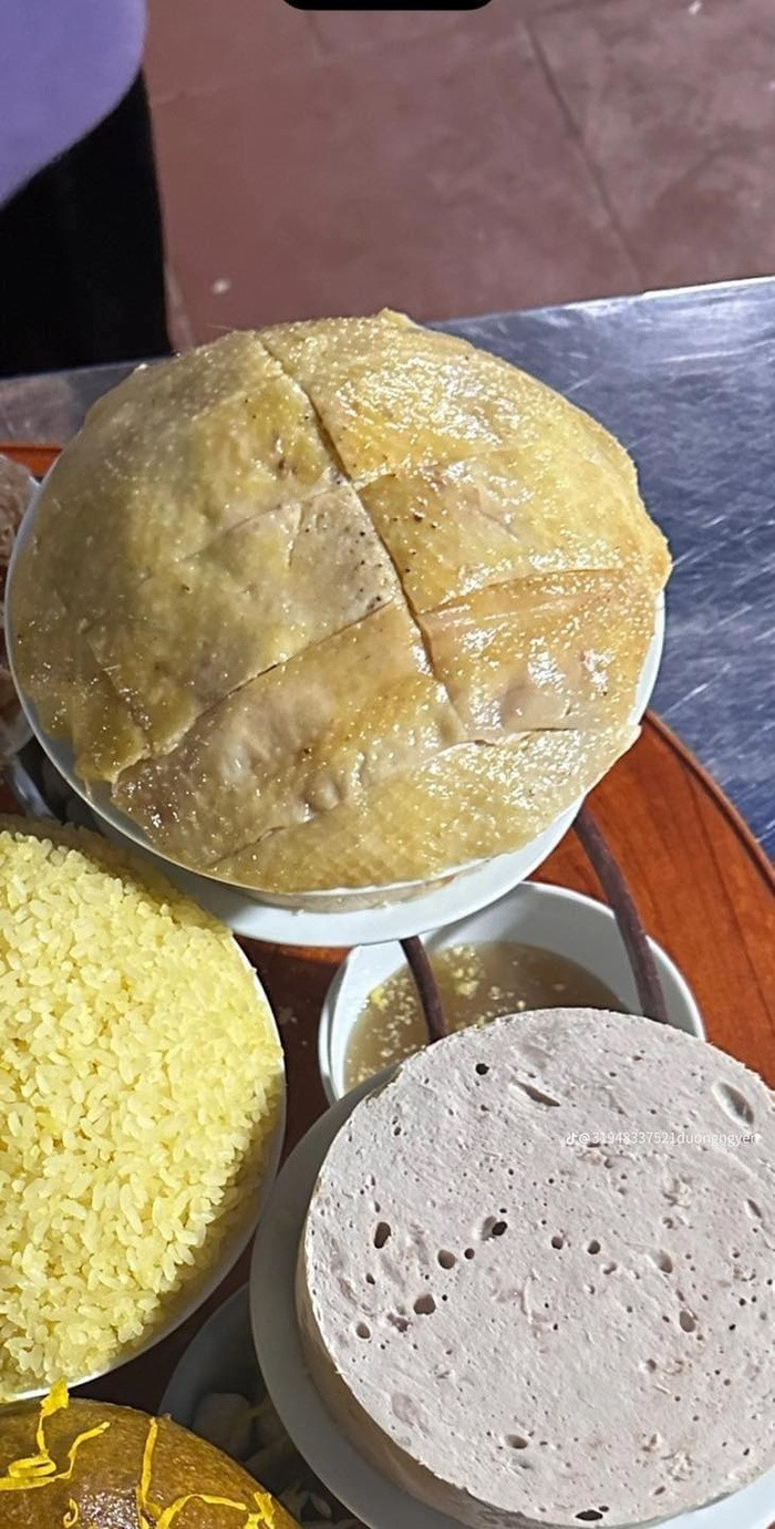 Được biết, đây là hình ảnh đĩa thịt gà thường xuất hiện trong mâm cỗ khao lão (lên lão), một truyền thống của làng Diệc (xã Tân Hòa, huyện Hưng Hà, tỉnh Thái Bình). Được biết, đây là hình ảnh đĩa thịt gà thường xuất hiện trong mâm cỗ khao lão (lên lão), một truyền thống của làng Diệc (xã Tân Hòa, huyện Hưng Hà, tỉnh Thái Bình).