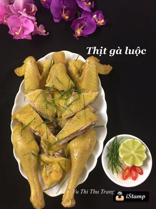 Cách luộc gà ngon đã khó, chặt thịt gà đẹp để không nát còn khó hơn. Nếu không cẩn thận khi chặt, thịt gà sẽ bị nát, tuột da, nhìn mất thẩm mĩ ăn và mất ngon. Cách luộc gà ngon đã khó, chặt thịt gà đẹp để không nát còn khó hơn. Nếu không cẩn thận khi chặt, thịt gà sẽ bị nát, tuột da, nhìn mất thẩm mĩ ăn và mất ngon.