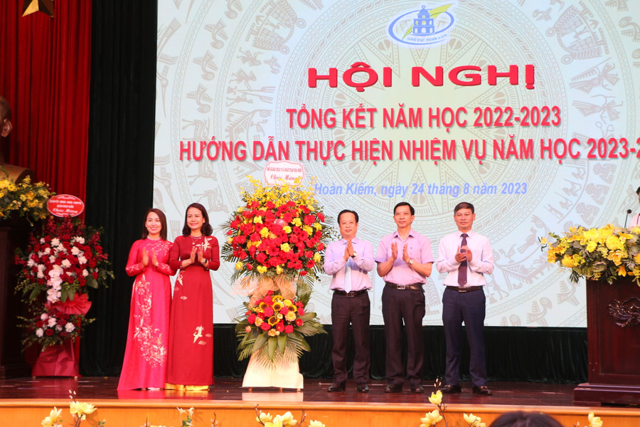 TS Trần Thế Cương (thứ 3 từ phải sang) cùng lãnh đạo Sở GD&amp;ĐT Hà Nội tặng hoa chúc mừng ngành Giáo dục Hoàn Kiếm.