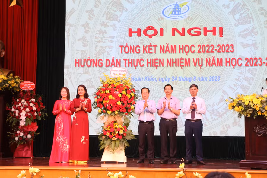 TS Trần Thế Cương (thứ 3 từ phải sang) cùng lãnh đạo Sở GD&amp;ĐT Hà Nội tặng hoa chúc mừng ngành Giáo dục Hoàn Kiếm.